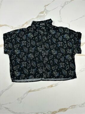 Hot Topic Black Crystal Print cropped Boxy Button-Up Shirt